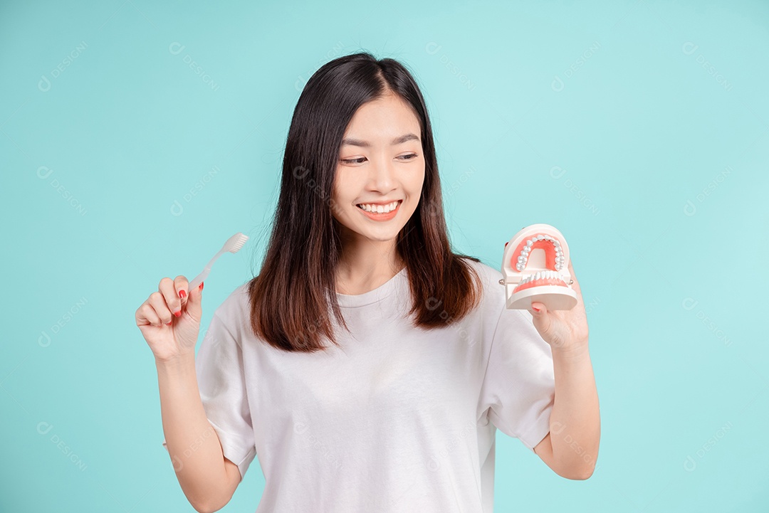 Sorriso bonito dental da jovem mulher asiática com aparelho retentor