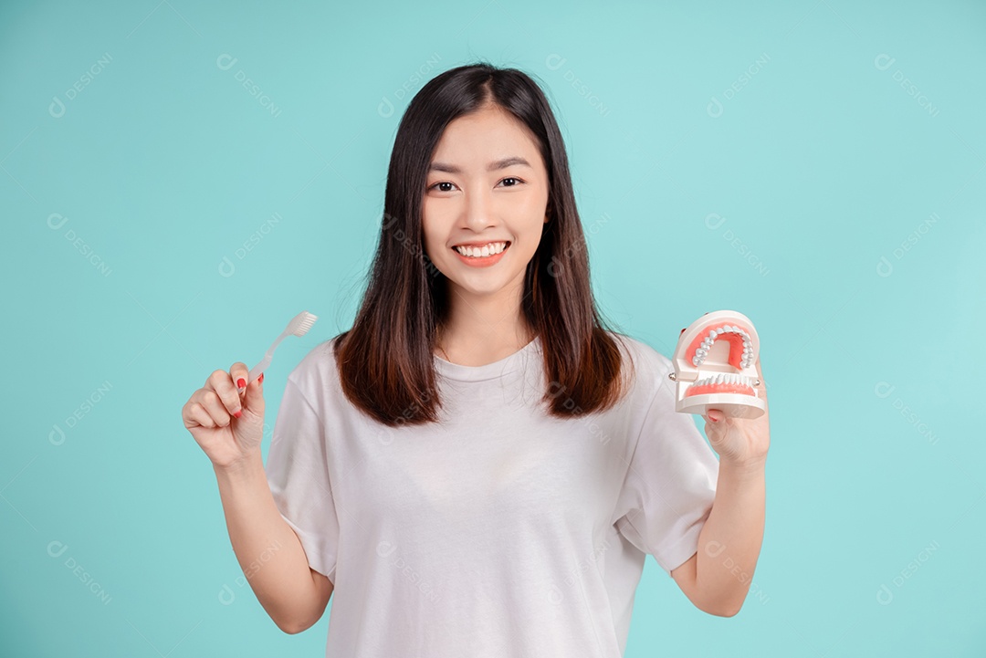 Sorriso bonito dental da jovem mulher asiática com aparelho retentor