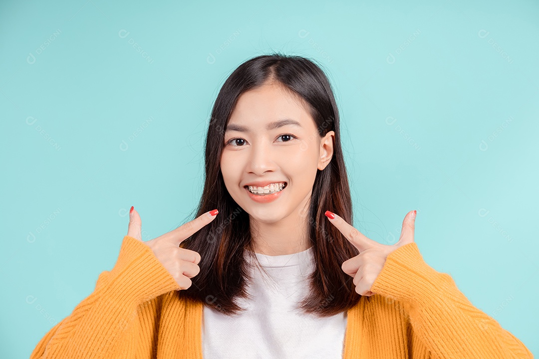 Jovem mulher asiática usando aparelho retentor