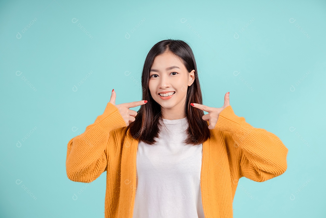 Jovem mulher asiática usando aparelho retentor