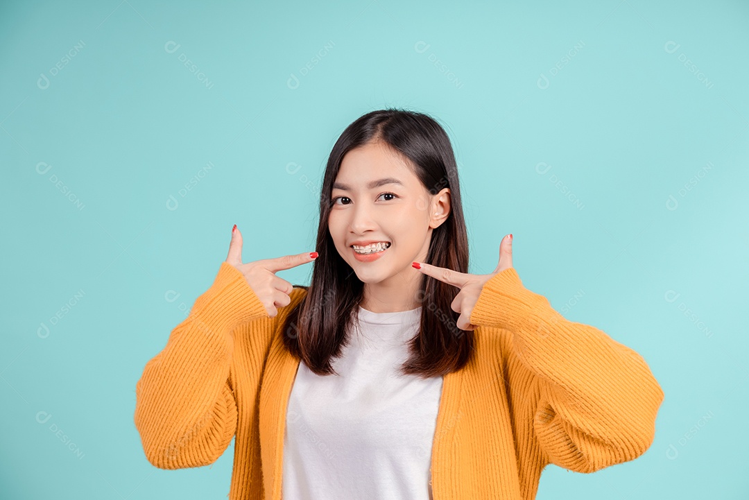 Jovem mulher asiática usando aparelho retentor