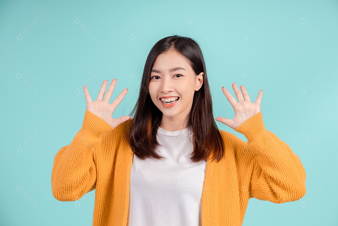 Jovem mulher asiática usando aparelho retentor