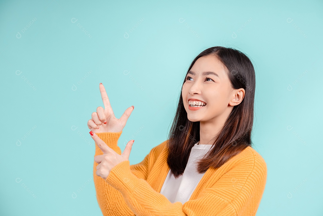 Jovem mulher asiática usando aparelho retentor