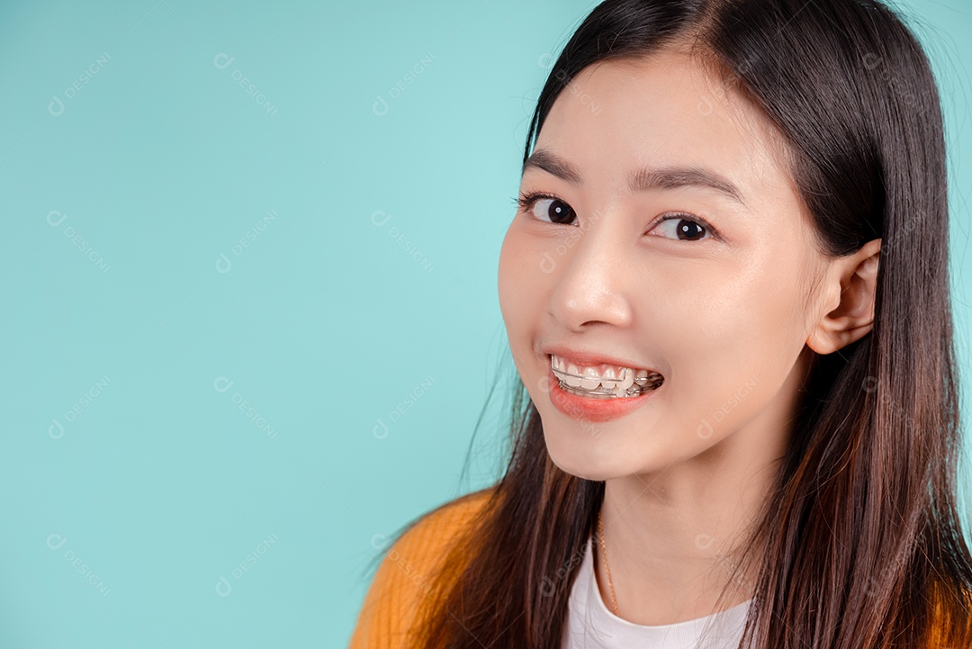 Jovem mulher asiática usando aparelho retentor