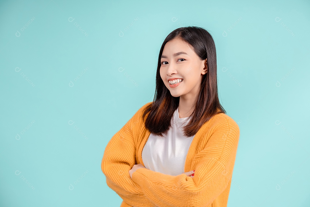 Jovem mulher asiática usando aparelho retentor