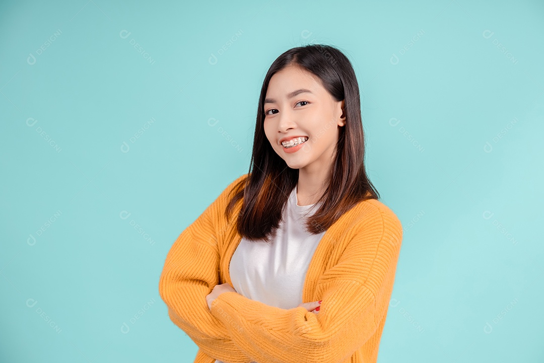 Jovem mulher asiática usando aparelho retentor