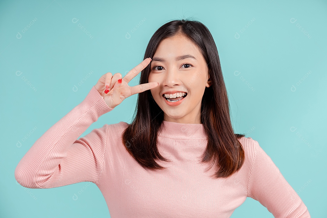 Jovem mulher asiática usando aparelho retentor