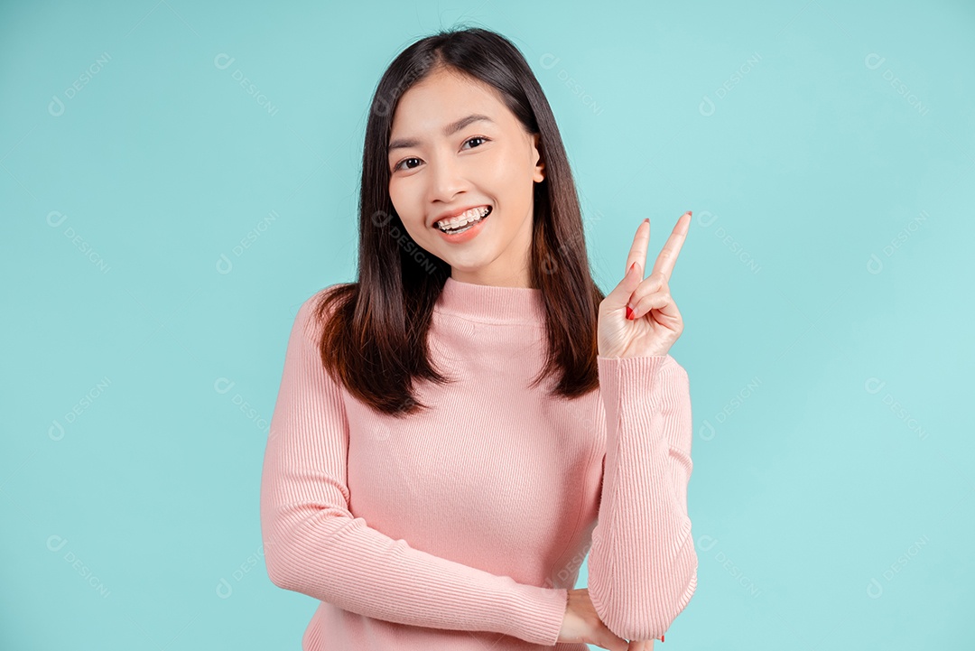 Jovem mulher asiática usando aparelho retentor