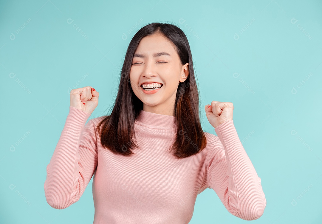 Aparelho dentário de jovem asiática usando aparelho retentor