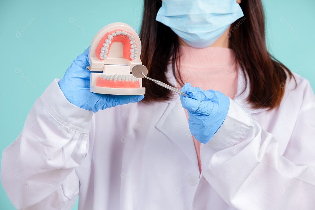 Os dentistas asiáticos estão ensinando os pacientes os cuidados bucais e dentários