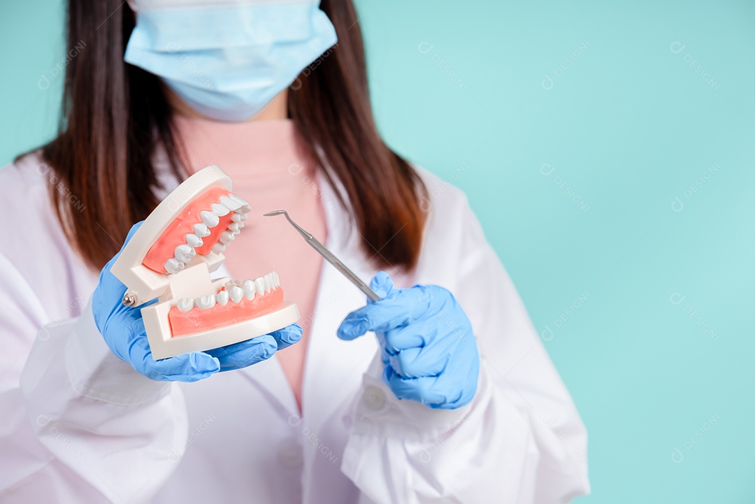 Sorriso bonito dental da jovem mulher asiática com aparelho retentor