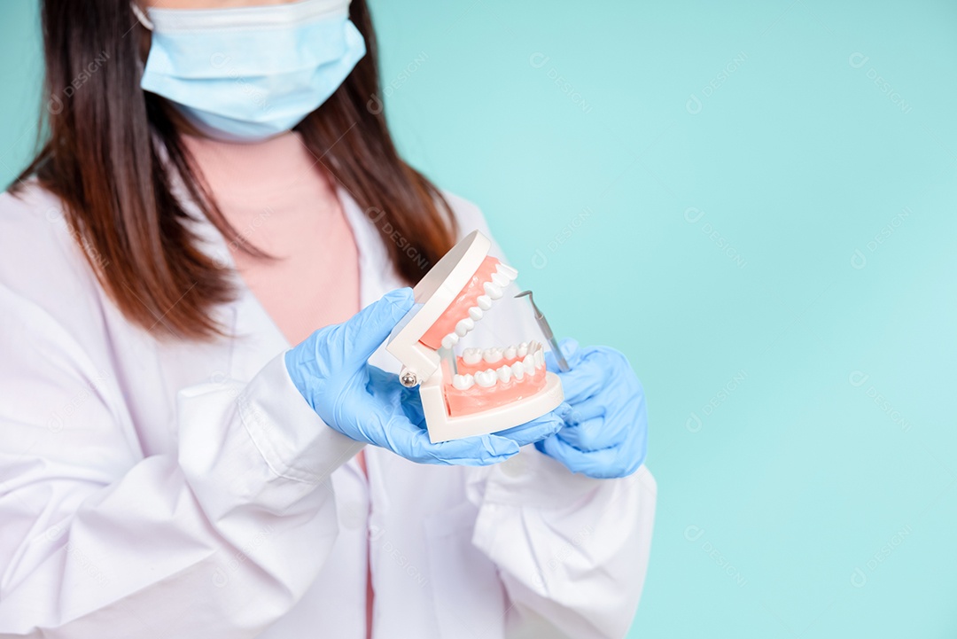 Os dentistas asiáticos estão ensinando os pacientes os cuidados bucais e dentários