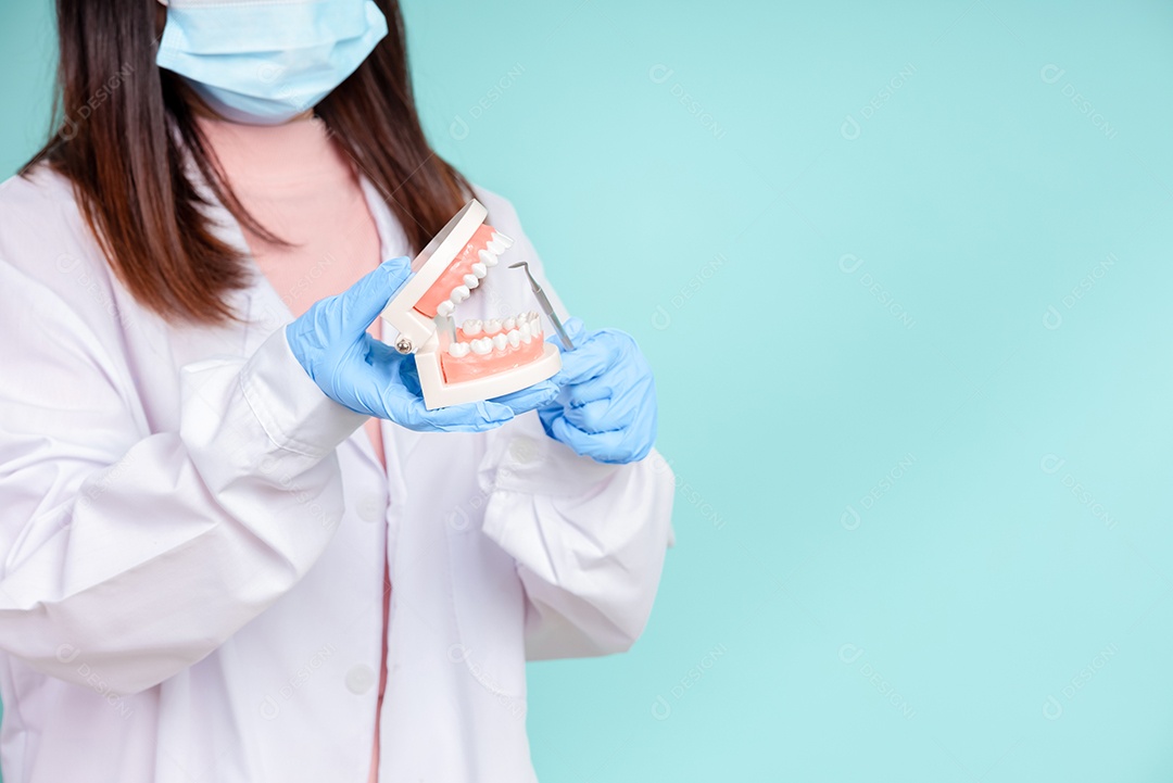 Os dentistas asiáticos estão ensinando os pacientes os cuidados bucais e dentários