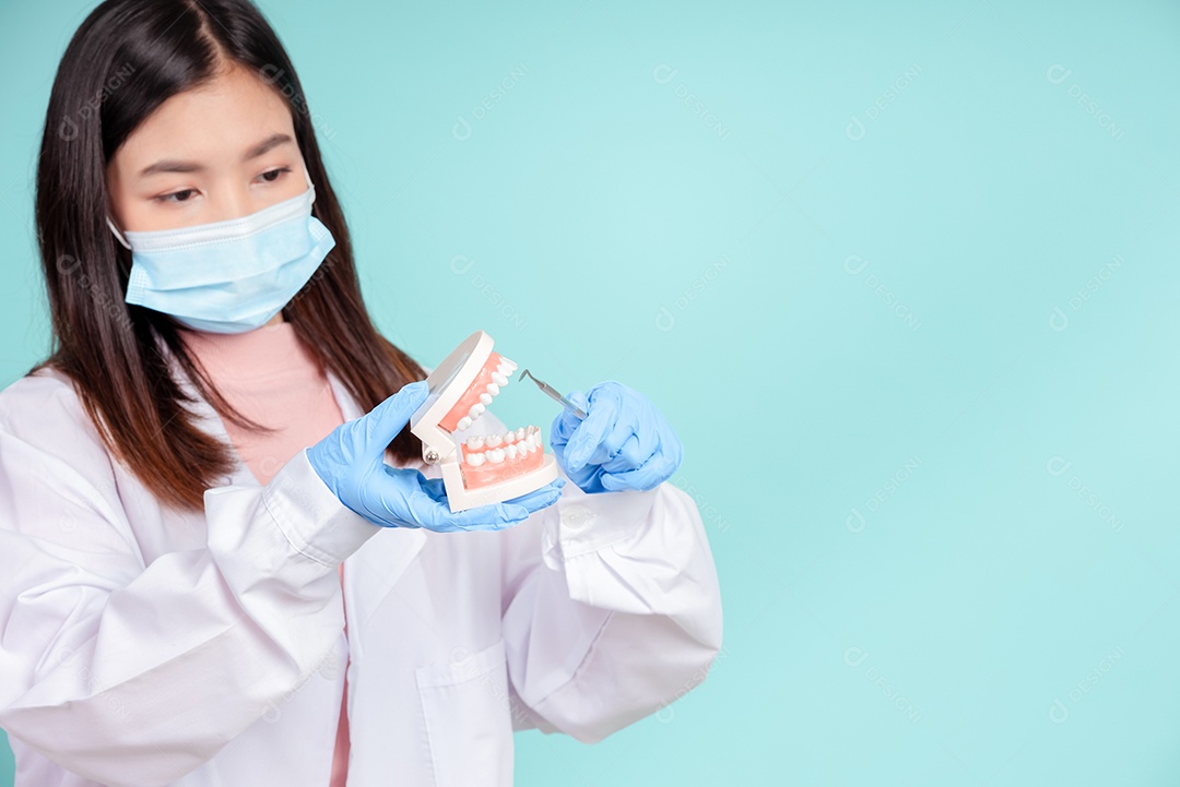 Os dentistas asiáticos estão ensinando os pacientes os cuidados bucais e dentários