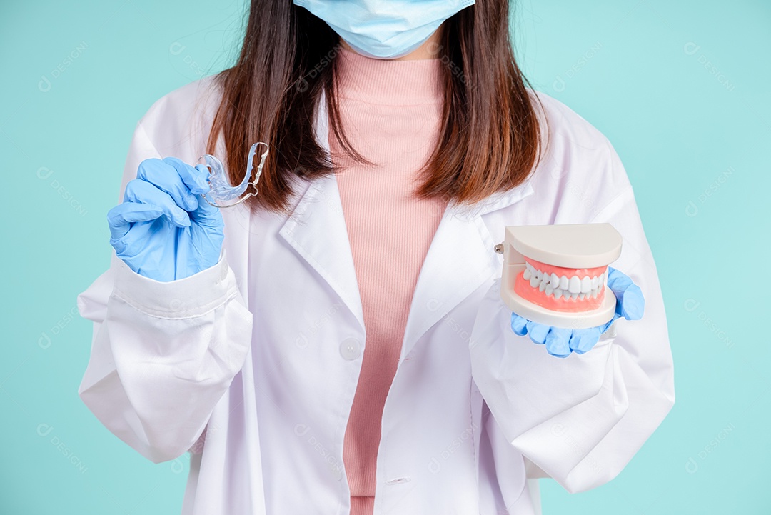 Os dentistas asiáticos estão ensinando os pacientes os cuidados bucais e dentários