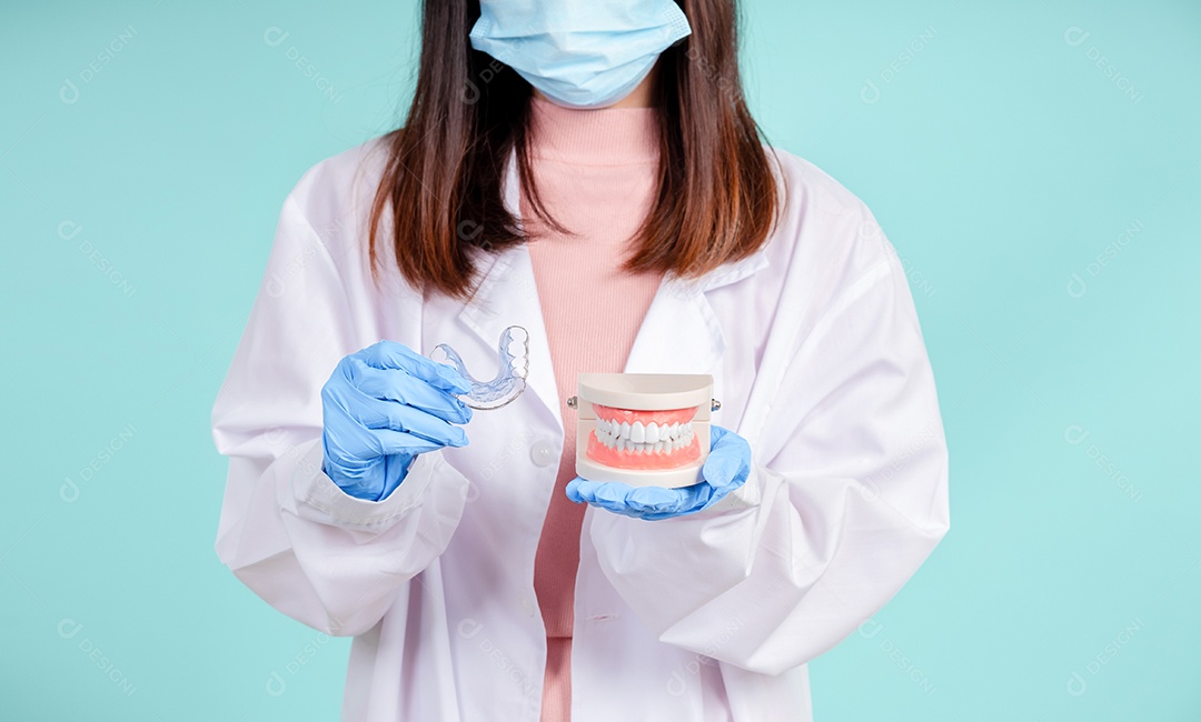 Os dentistas asiáticos estão ensinando os pacientes os cuidados bucais e dentários