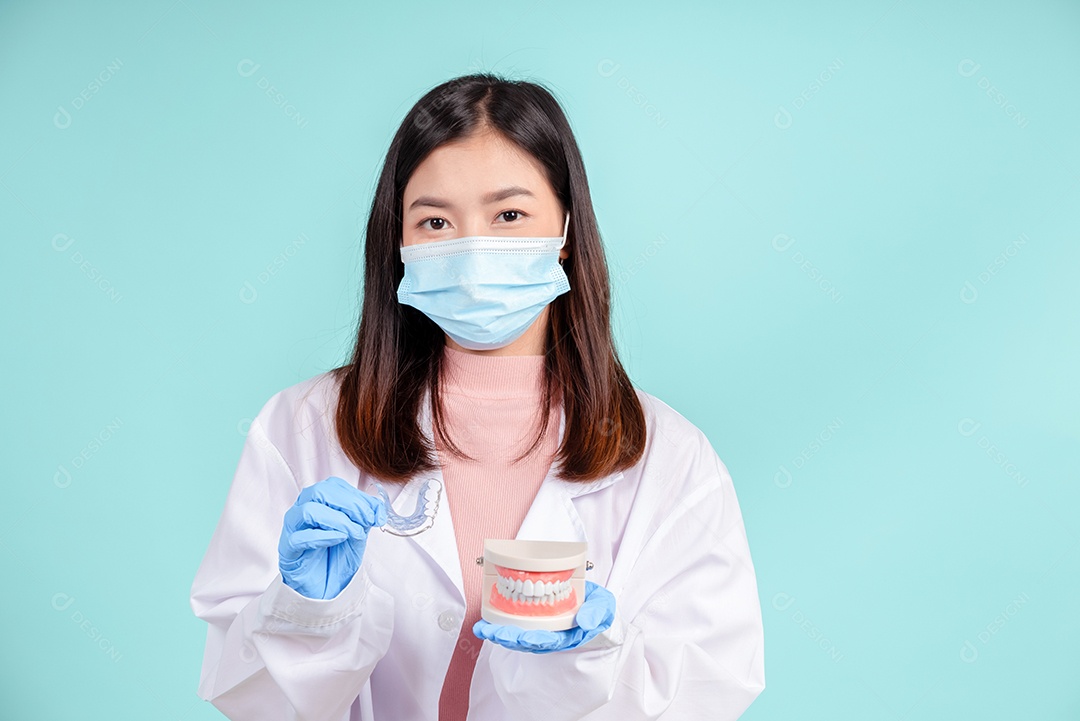 Os dentistas asiáticos estão ensinando os pacientes os cuidados bucais e dentários