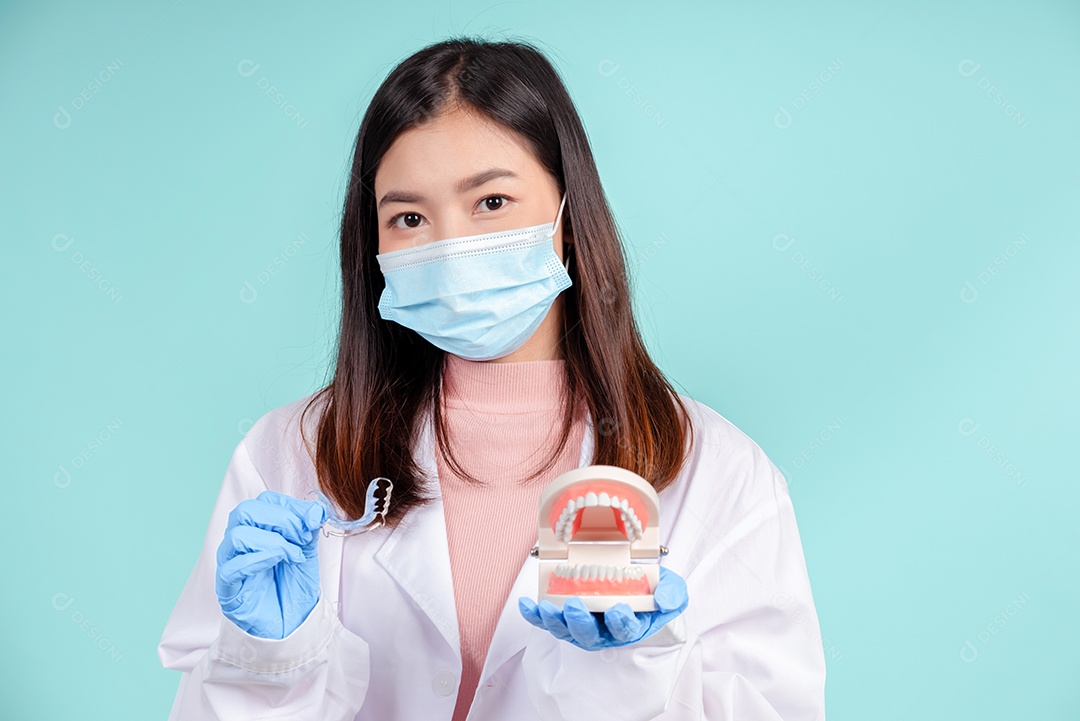 Os dentistas asiáticos estão ensinando os pacientes os cuidados bucais e dentários