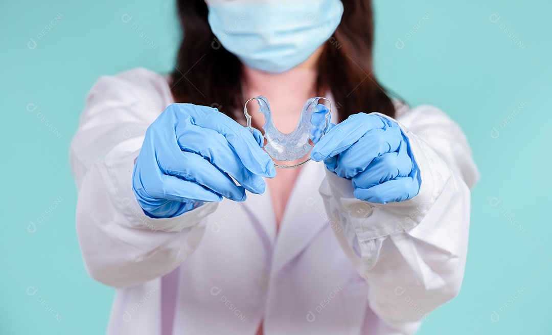 Os dentistas asiáticos estão ensinando os pacientes os cuidados bucais e dentários