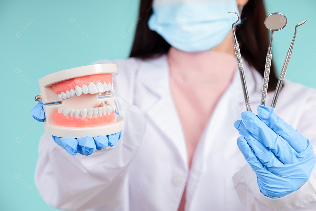Os dentistas asiáticos estão ensinando os pacientes os cuidados bucais e dentários