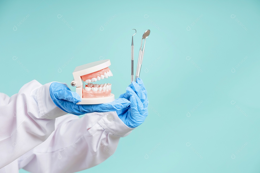 Os dentistas asiáticos estão ensinando os pacientes os cuidados bucais e dentários