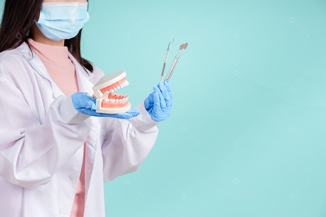 Os dentistas asiáticos estão ensinando os pacientes os cuidados bucais e dentários