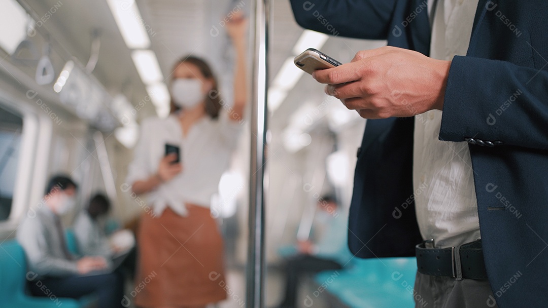 Empresário usando smartphone no skytrain ou metrô a caminho do trabalho
