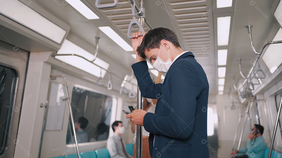 Empresário usando máscara no skytrain ou metrô a caminho do trabalho