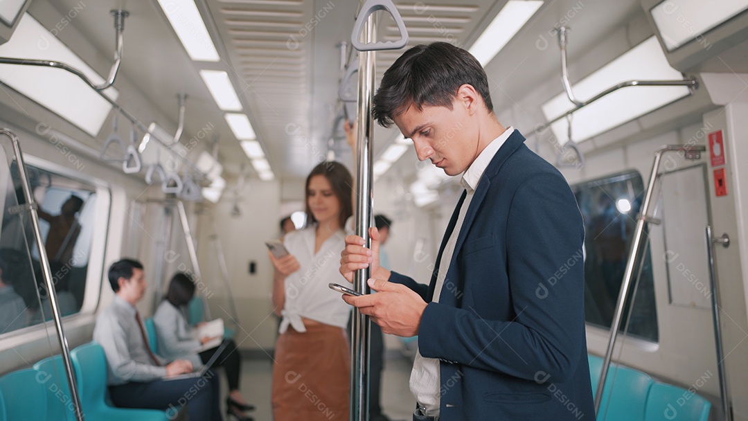 Empresário usando smartphone no skytrain ou metrô a caminho do trabalho