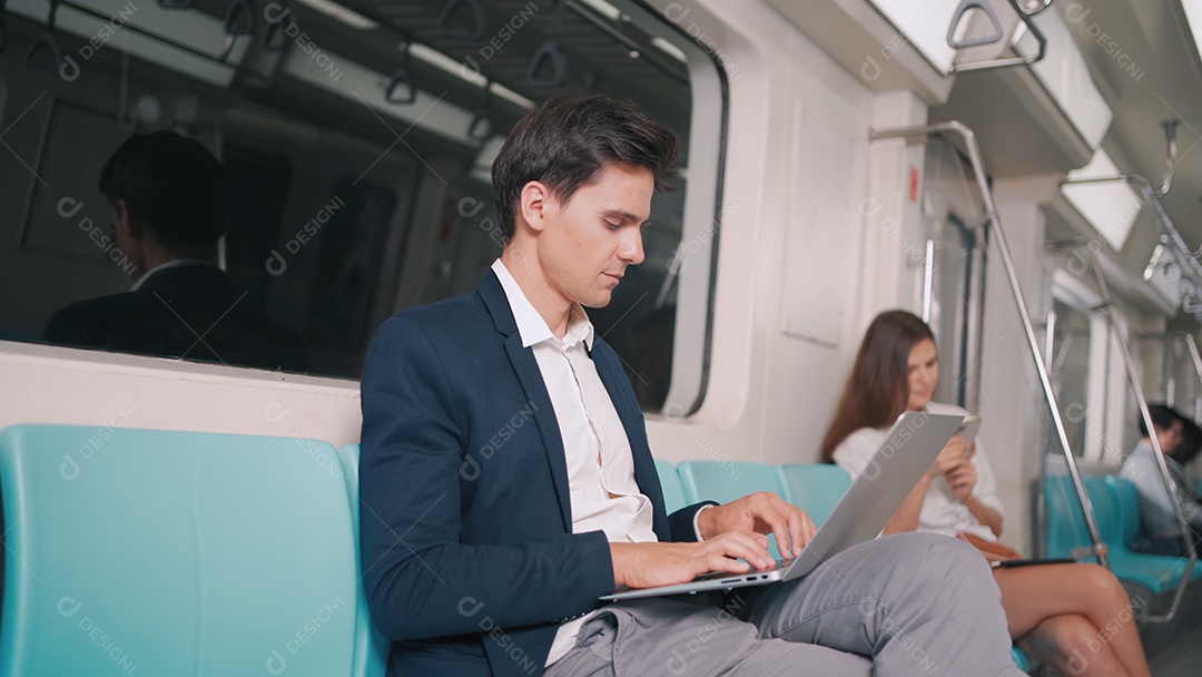 Trabalho de empresário usando computador portátil no skytrain ou metrô