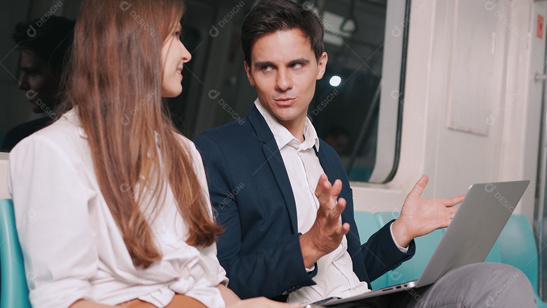 Empresário falando com empresária usando computador portátil no skytrain ou metrô
