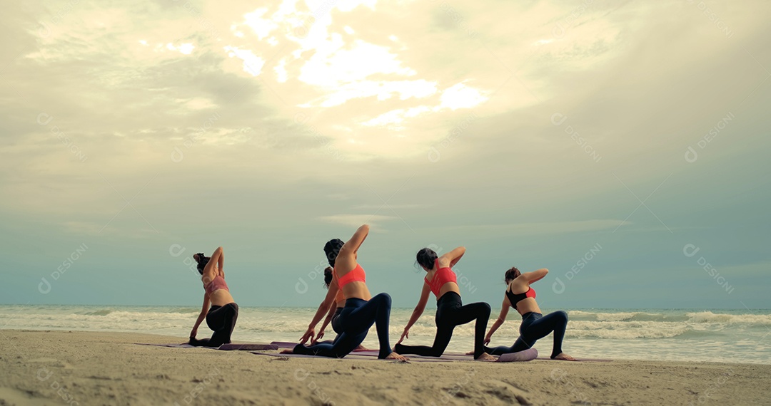 Mulheres que praticam yoga em grupo em aula no exercício de relaxamento de alongamento