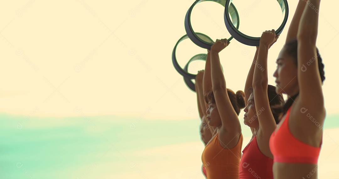Mulheres que praticam yoga em grupo em aula no exercício de relaxamento de alongamento