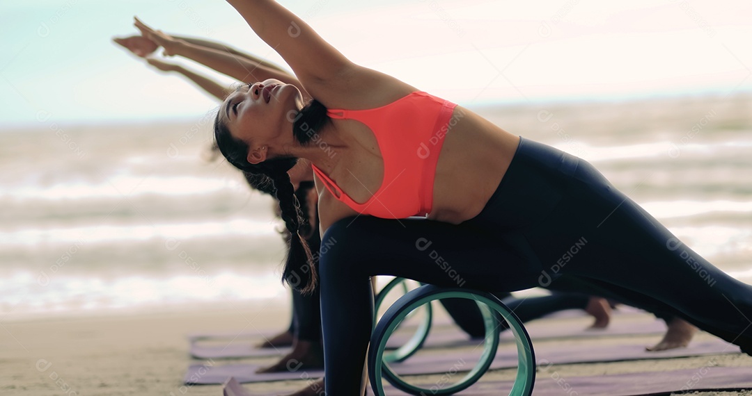 Mulheres que praticam yoga em grupo em aula no exercício de relaxamento de alongamento