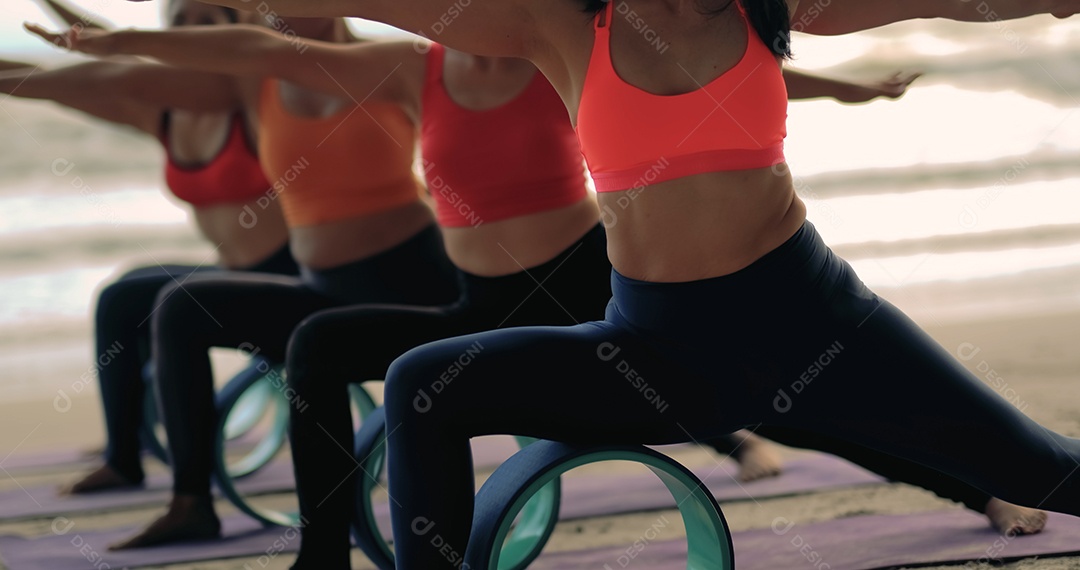 Mulheres que praticam yoga em grupo em aula no exercício de relaxamento de alongamento