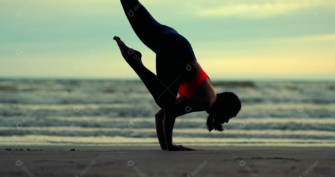 Mulheres que praticam yoga em grupo em aula no exercício de relaxamento de alongamento