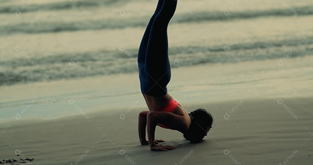 Mulheres que praticam yoga em grupo em aula no exercício de relaxamento de alongamento