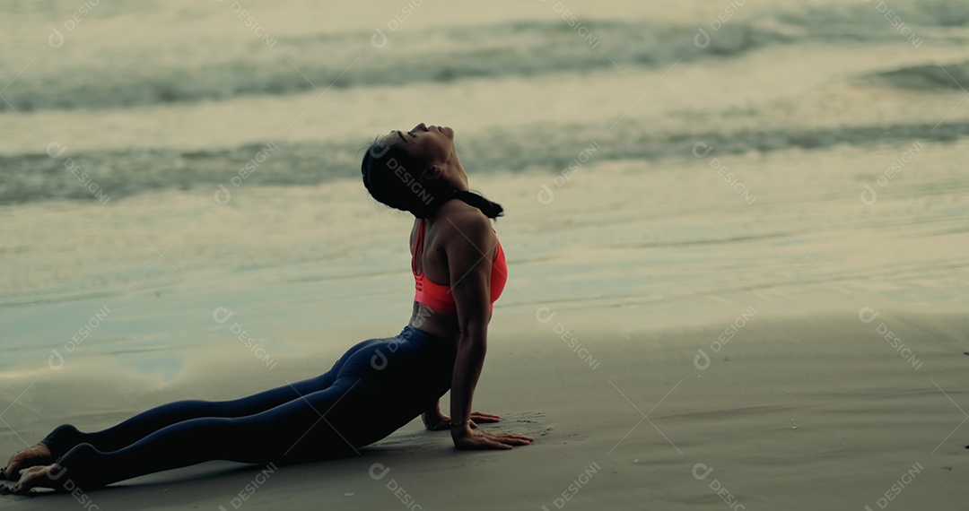 Mulheres que praticam yoga em grupo em aula no exercício de relaxamento de alongamento