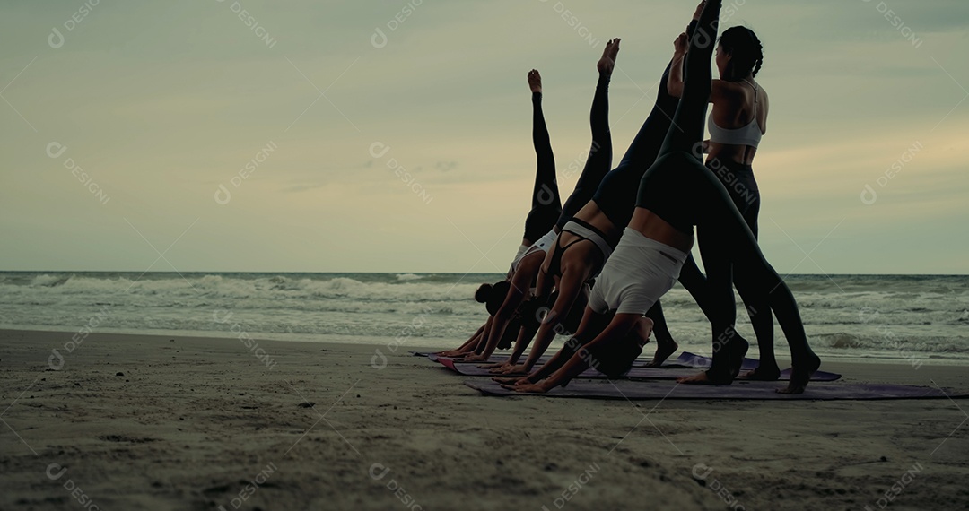 Mulheres que praticam yoga em grupo em aula no exercício de relaxamento de alongamento