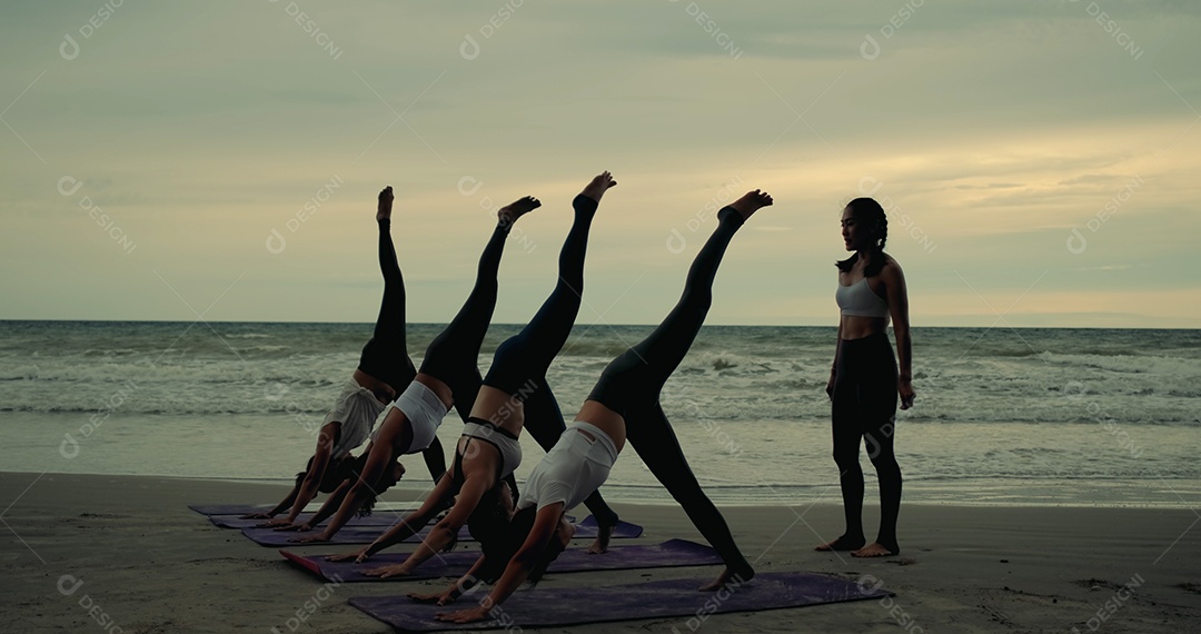 Mulheres que praticam yoga em grupo em aula no exercício de relaxamento de alongamento