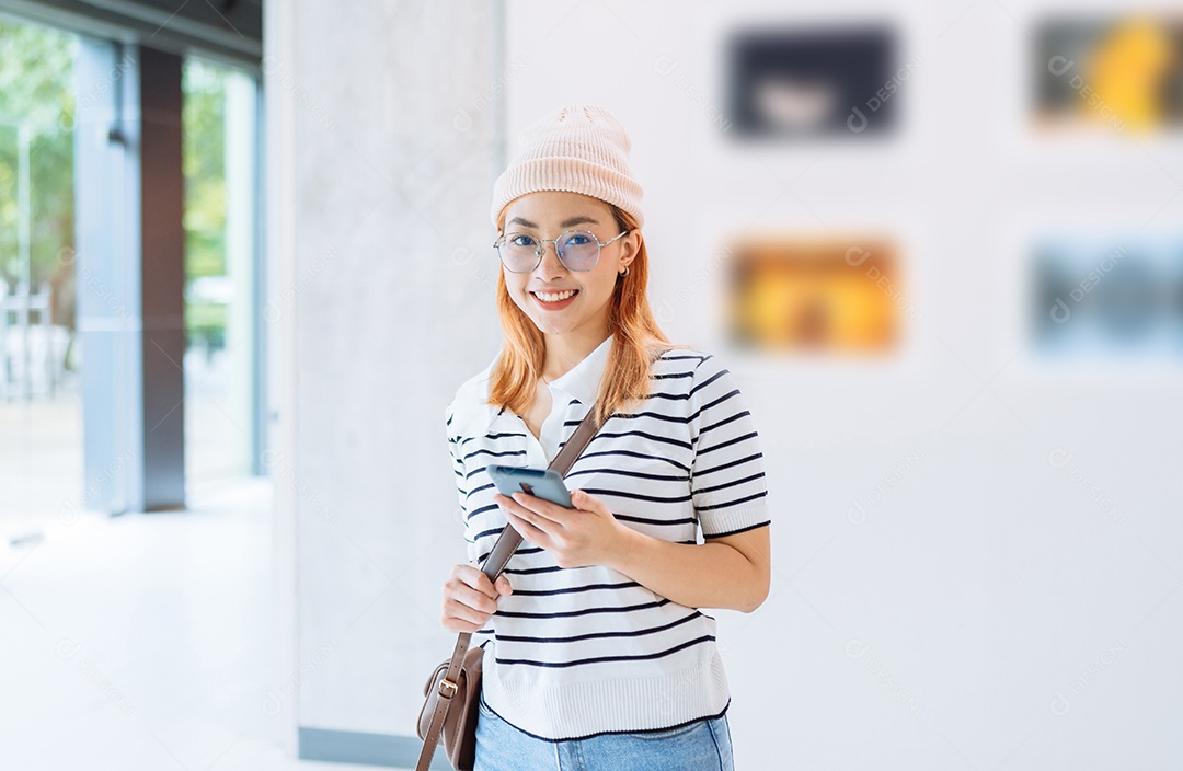 Mulher visitando a galeria de arte suas fotos olhando na parede, observando quadro