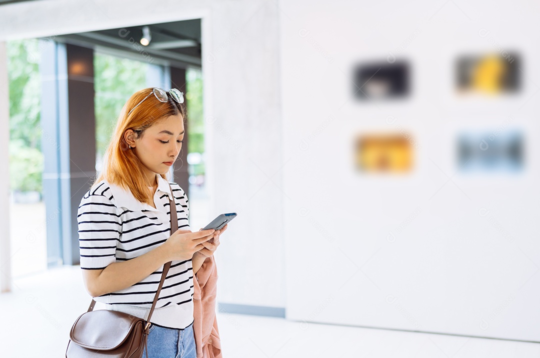 Mulher visitando a galeria de arte, observando obras