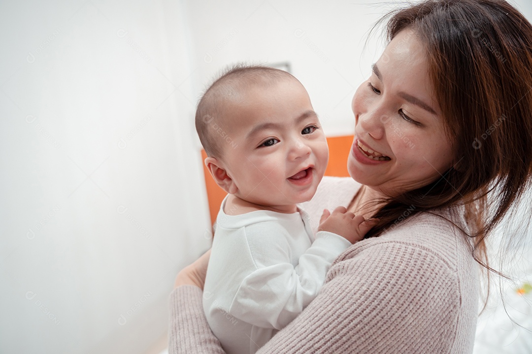 Mãe sorridente carregando bebê recém-nascido