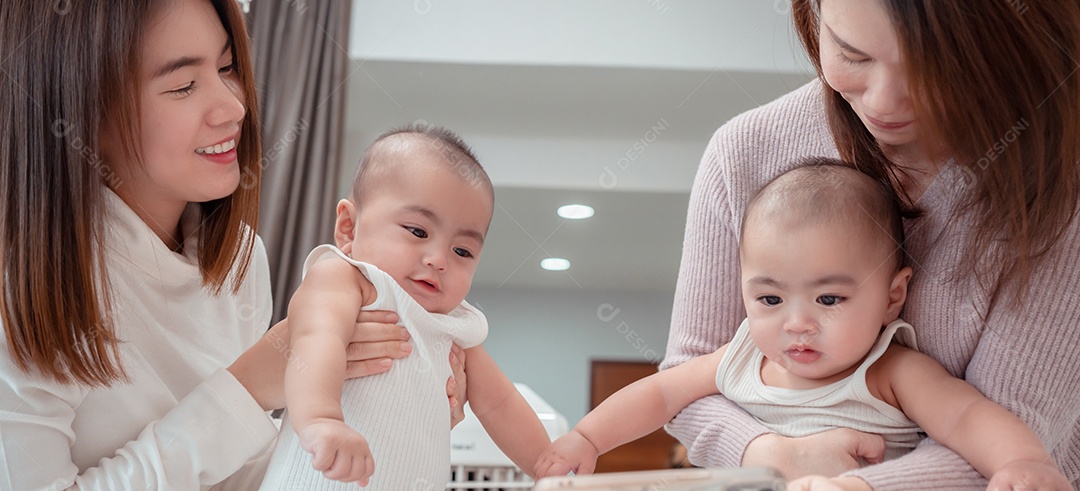 Duas mães carregando bebês gêmeos recém-nascidos