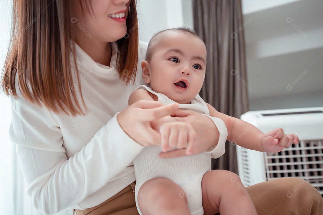 Mãe carregando bebê recém-nascido