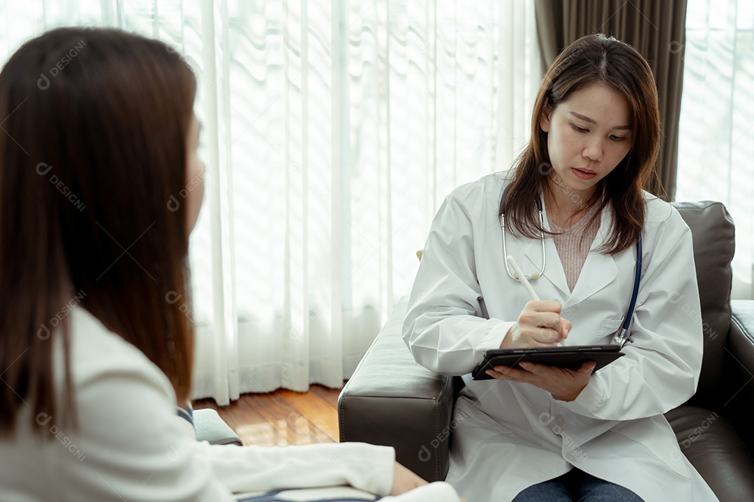 Paciente mulher asiática discutindo saúde com médica