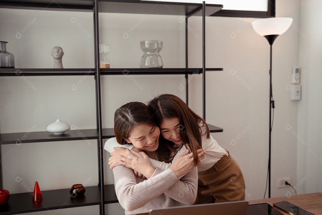 Família asiática, mãe e filha usando laptop juntas