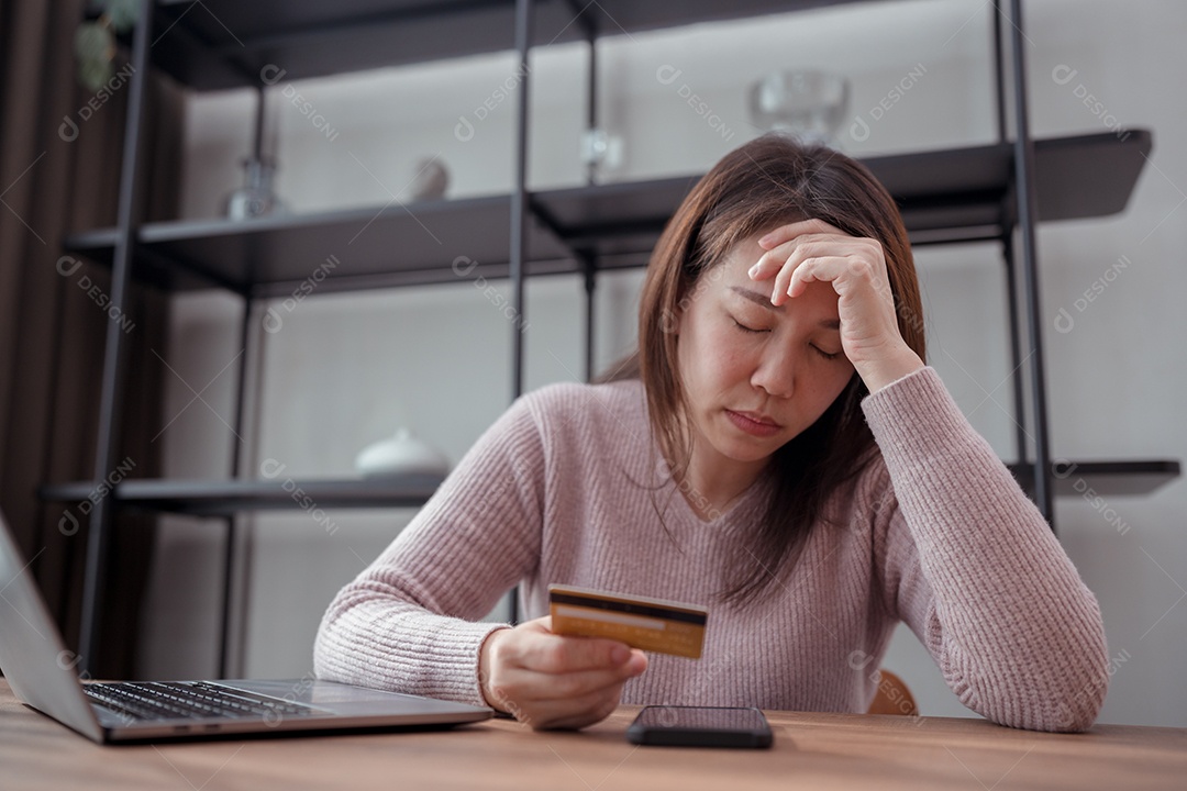 Mulher asiática estressada com dívidas depois de compras com cartão de crédito
