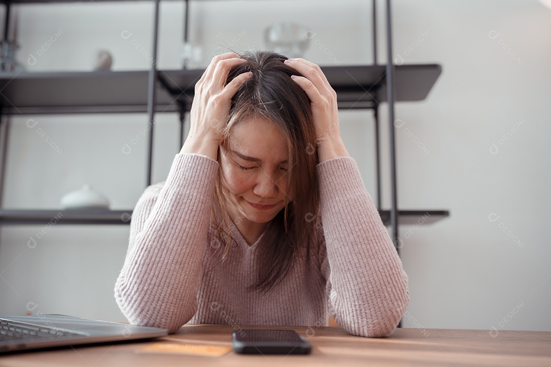 Mulher asiática estressada com dívidas depois de compras com cartão de crédito