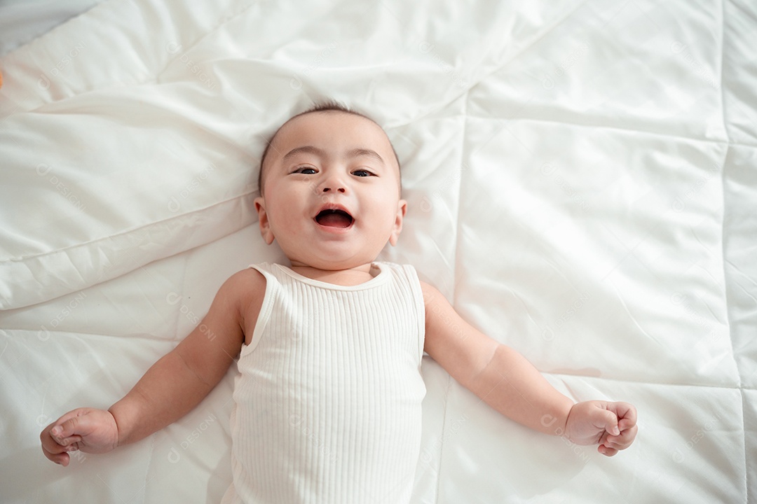 bebê recém-nascido deitado em uma cama branca em casa.